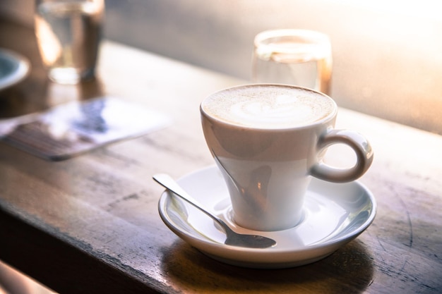 Conceito de café italiano Xícara fresca de cappuccino em um café