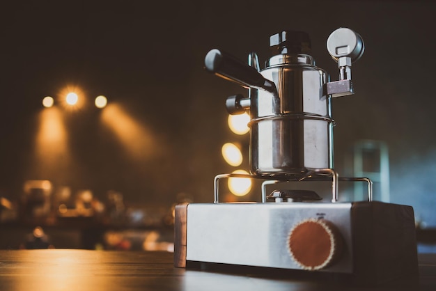 Conceito de café lento bar, barista transformando uma bebida quente em uma xícara, filtro vintage mago