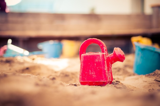 Conceito de caixa de areia infantil Fecho do regador de brinquedo de plástico