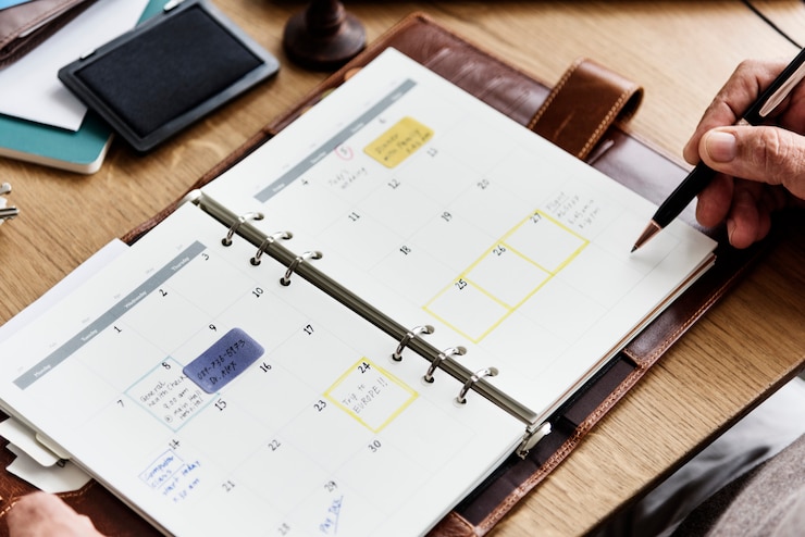Foto conceito de calendário de agenda de planejamento adulto sênior