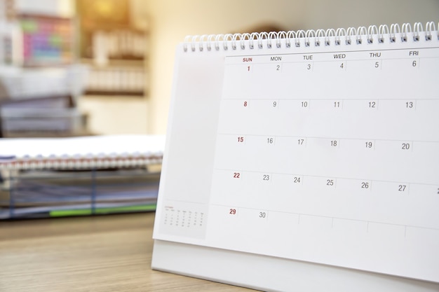 Conceito de calendário em branco de modelo para reunião de negócios ou viagens