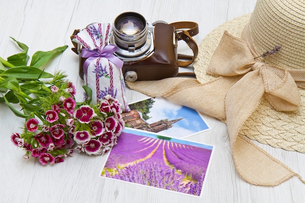 Conceito de campo de lavanda de cocho de viagem