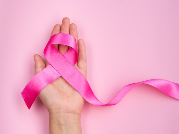 Conceito de câncer de mama close-up com fita