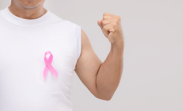 Conceito de câncer de mama em homens: retrato de homem asiático e fita rosa símbolo da campanha contra o câncer de mama.
