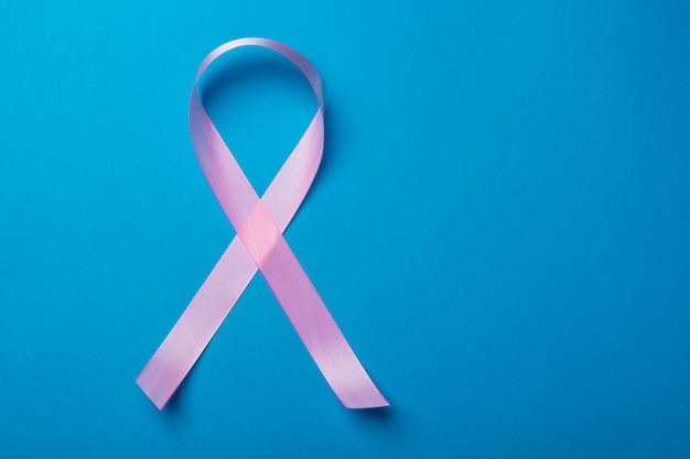 Conceito de câncer de mama. símbolo de fita rosa de câncer de mama em azul
