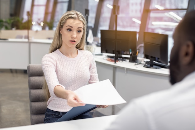 Conceito de candidatura a emprego para entrevista de pessoas