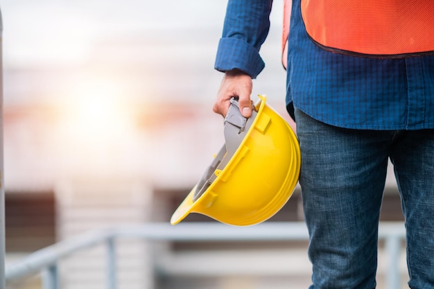 Conceito de capacete de segurançaEngenheiro segurando o trabalhador da construção de capacete de segurança profissional trabalho de segurança da indústria de construção serviço de gerente de pessoa Construção de capacete de segurança de segurança