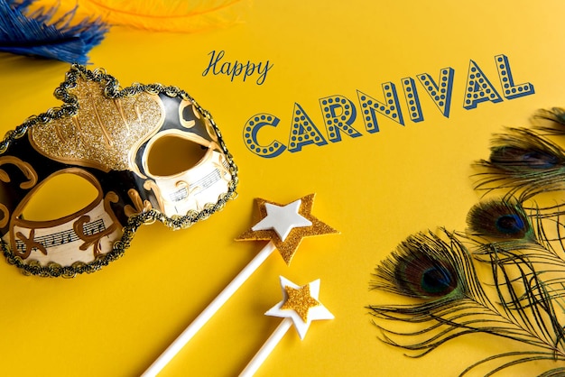 Conceito de carnaval em fundo amarelo, máscara de carnaval brasileiro