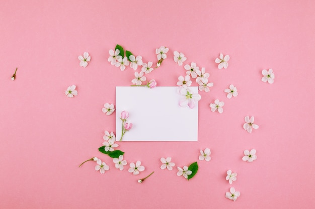 Conceito de carta de amor com envelope e flores