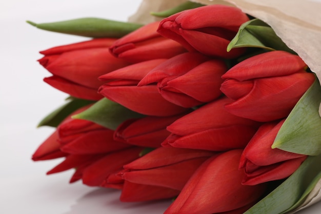 Conceito de cartão de dia dos namorados de buquê de flores tulipas