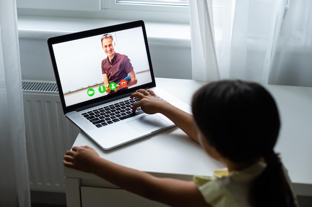 conceito de casa, lazer, tecnologia e internet - menina estudante com laptop em casa, menina usa chat por vídeo