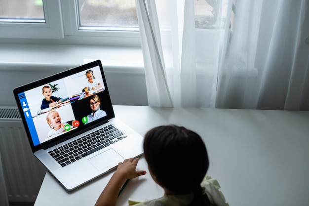 Foto conceito de casa, lazer, tecnologia e internet - menina estudante com laptop em casa, menina usa chat por vídeo