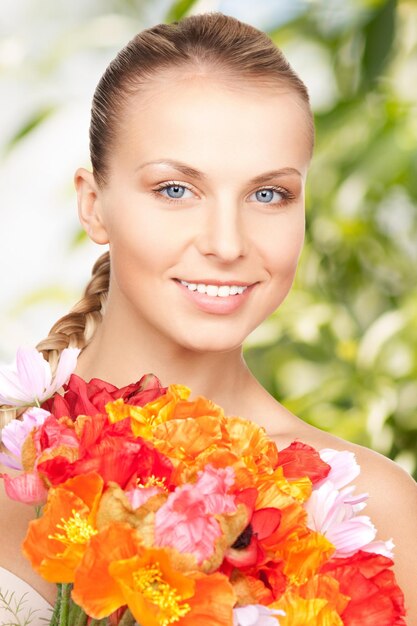 conceito de casamento e beleza - jovem mulher com buquê de flores