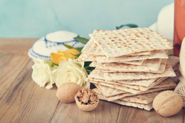 Conceito de celebração da Páscoa Matzah vermelho kosher e noz Ritual tradicional pão judeu matzah kippah e talit em fundo de madeira velho Comida de Páscoa Feriado judaico de Pessach Imagem tonificada