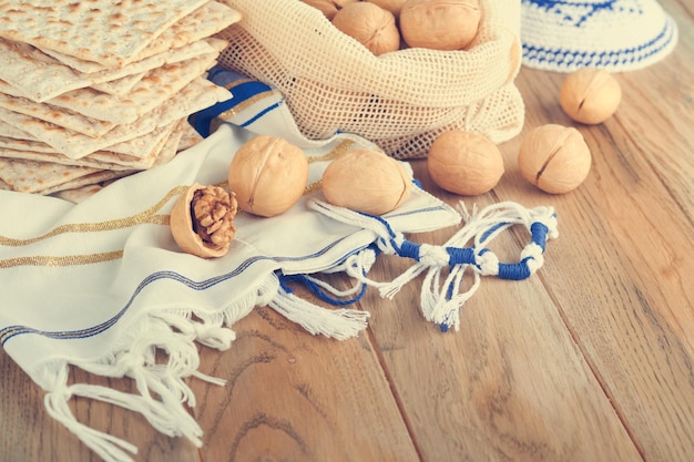 Conceito de celebração da Páscoa Matzah vermelho kosher e noz Ritual tradicional pão judeu matzah kippah e talit em fundo de madeira velho Comida de Páscoa Feriado judaico de Pessach Imagem tonificada