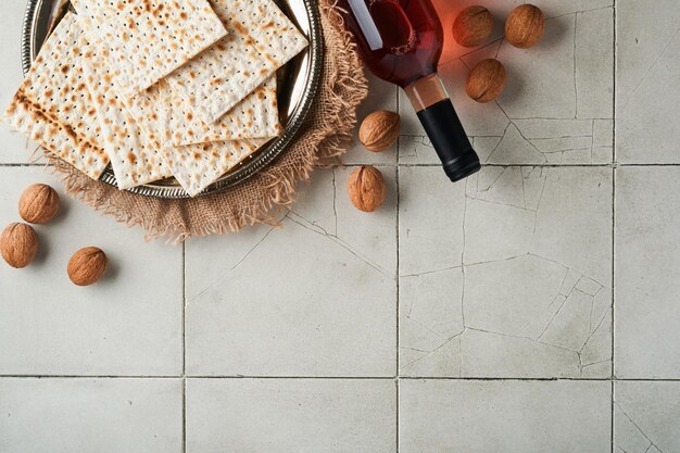 Conceito de celebração da páscoa Matzah vermelho kosher noz ritual tradicional pão judaico no velho fundo de mesa de bancada de telha rachada cinza Comida de páscoa Pessach feriado judaico