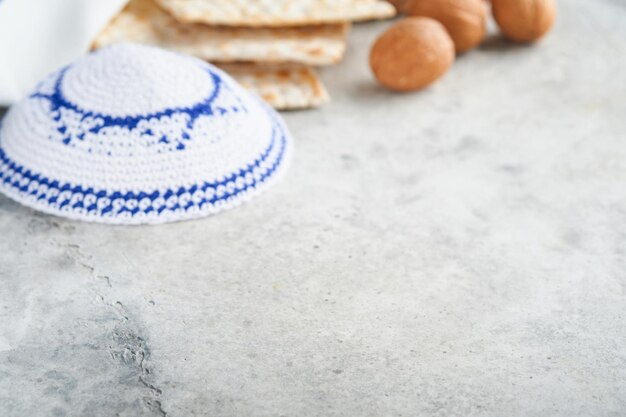 Conceito de celebração da páscoa turva foco ritual tradicional pão judeu matzah kippah e talit no antigo fundo de concreto Defocus Páscoa comida abstrata embaçada Feriado judaico de Pessach
