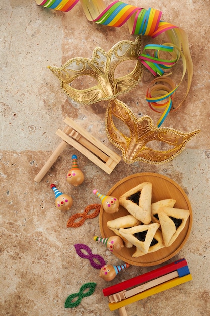 Conceito de celebração de Purim fundo de carnaval judaico hamantaschen ou hamans orelhas biscoitos carnaval ma