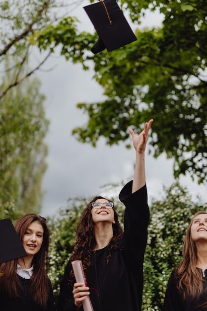 Foto conceito de celebração de sucesso de formatura de estudantes de diversidade fotográfica