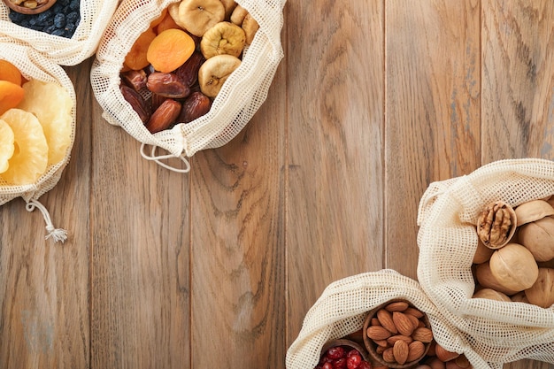 Conceito de celebração de Tu Bishvat Mistura de frutas secas e nozes amêndoas avelãs nozes damascos ameixas secas cerejas passas tâmaras maçãs figos sobre mesa de madeira feriado judaico ano novo das árvores