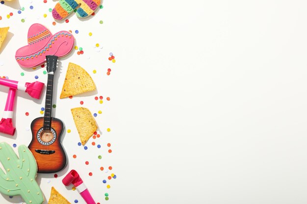 Conceito de celebração do Cinco de Mayo nachos com decorações