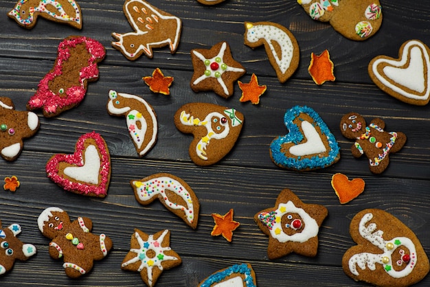 Conceito de celebração e culinária com decoração de natal e biscoitos de gengibre em fundo de madeira Casca de tangerina seca como decoração de ano novo para o feriado