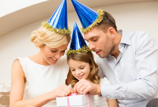 conceito de celebração, família, feriados e aniversário - família feliz com caixa de presente