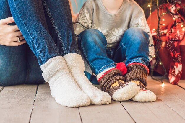 Conceito de celebração familiar aconchegante de Natal e ano novo. Mãe com bebê