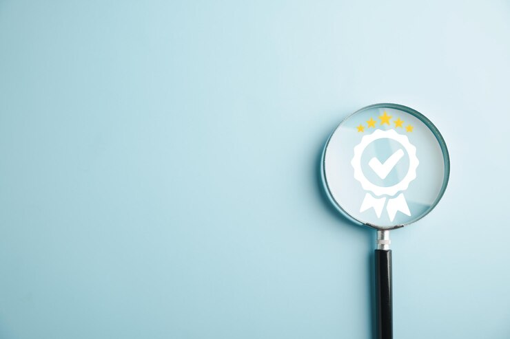 Foto conceito de certificação e qualidade iso ilustrado com uma lupa destacando