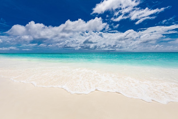 Conceito de céu de areia do mar Areia costeira na praia e céu azul de verão com calma de nuvens fofas