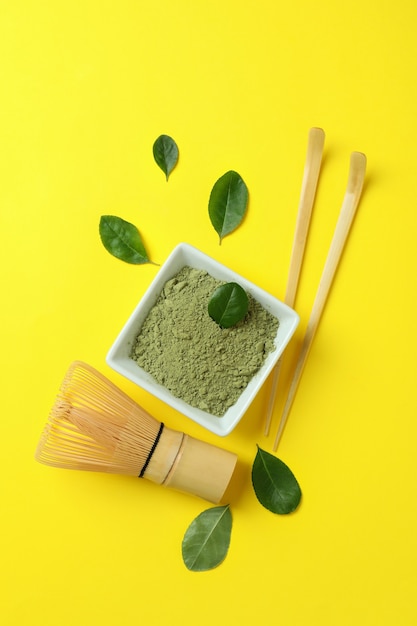 Conceito de chá japonês com matcha em fundo amarelo