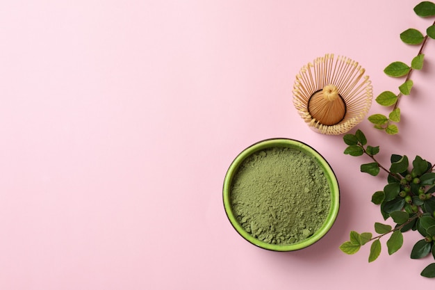 Conceito de chá japonês com matcha em fundo rosa