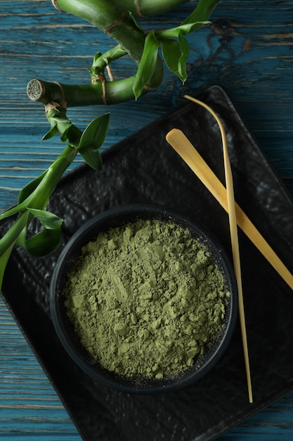 Conceito de chá japonês com matcha na mesa de madeira azul