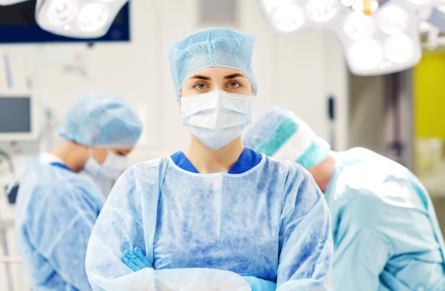 conceito de cirurgia, medicina e pessoas - cirurgião na sala de cirurgia do hospital