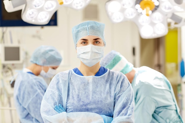 conceito de cirurgia, medicina e pessoas - cirurgião na sala de cirurgia no hospital