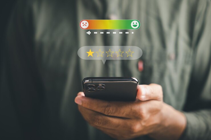 Foto conceito de cliente insatisfeito pessoa usando smartphone para enviar avaliação com estrela insatisfação expressa por meio de feedback classificação ruim afetando a reputação da empresa e a percepção do cliente
