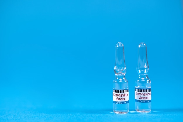 Conceito de combate ao sars-ncov, vacinando pessoas contra o vírus covid19. vacina de invenção de 2019