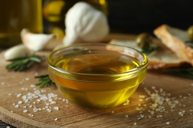 Conceito de comer saboroso com azeite de oliva, close-up