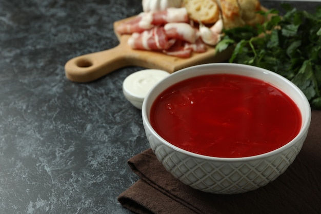 Conceito de comer saboroso com borscht na fumaça preta