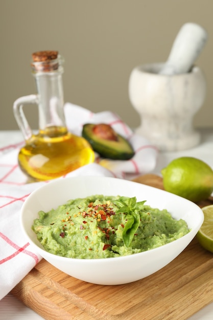 Foto conceito de comer saboroso com guacamole e ingredientes, espaço para texto