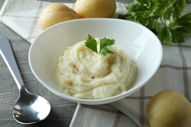 Conceito de comer saboroso com purê de batata na mesa texturizada cinza