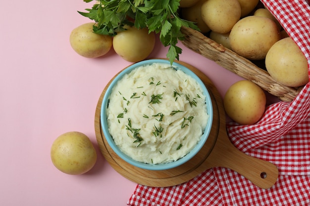 Conceito de comer saboroso com purê de batata no fundo rosa