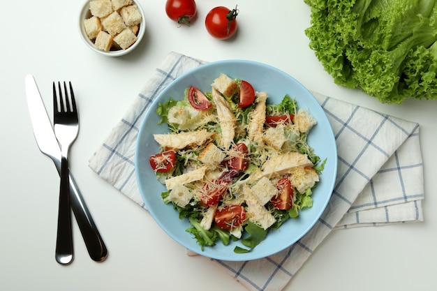 Conceito de comer saboroso com salada caesar no branco