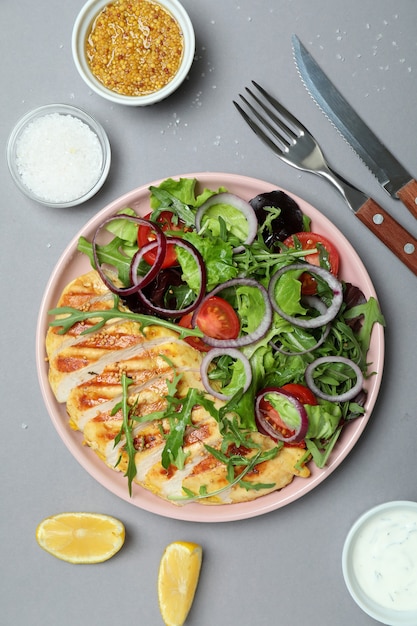 Conceito de comer saboroso com salada com frango grelhado na cinza