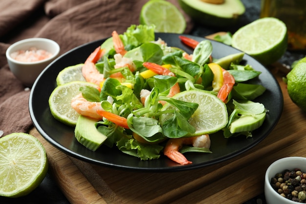 Conceito de comer saboroso com salada de camarão, close-up