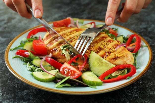 Foto conceito de comer saboroso com salada de frango grelhado