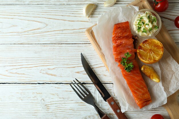 Conceito de comer saboroso com salmão grelhado, espaço para texto