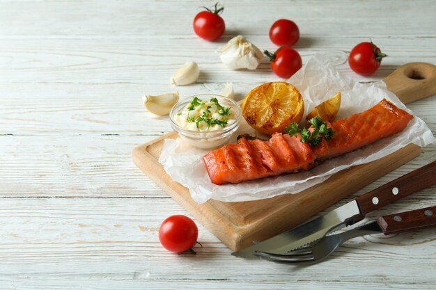 Conceito de comer saboroso com salmão grelhado, espaço para texto