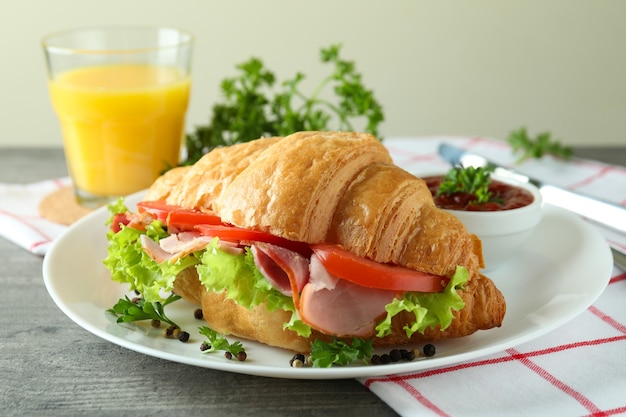 Conceito de comer saboroso com sanduíche de croissant, close-up