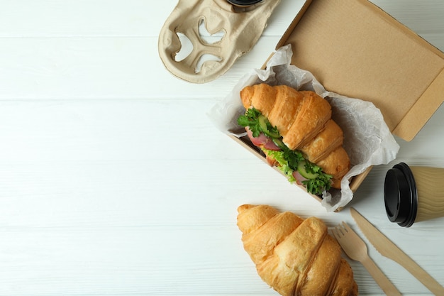 Conceito de comer saboroso com sanduíche de croissant